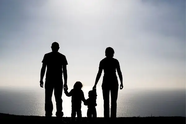 Silhouette of parents and children symbolizing Type C parenting and secure attachment